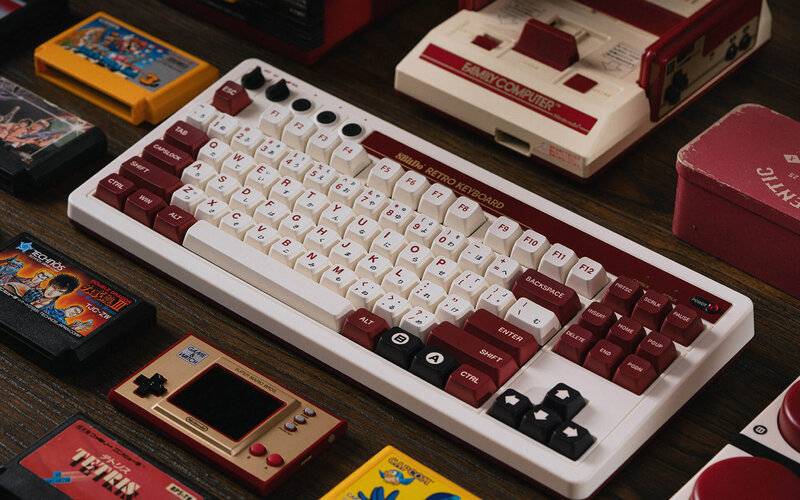 punaista ja valkoista hyödyntävä Fami Edition Retro Mechanical Keyboard -näppäimistö