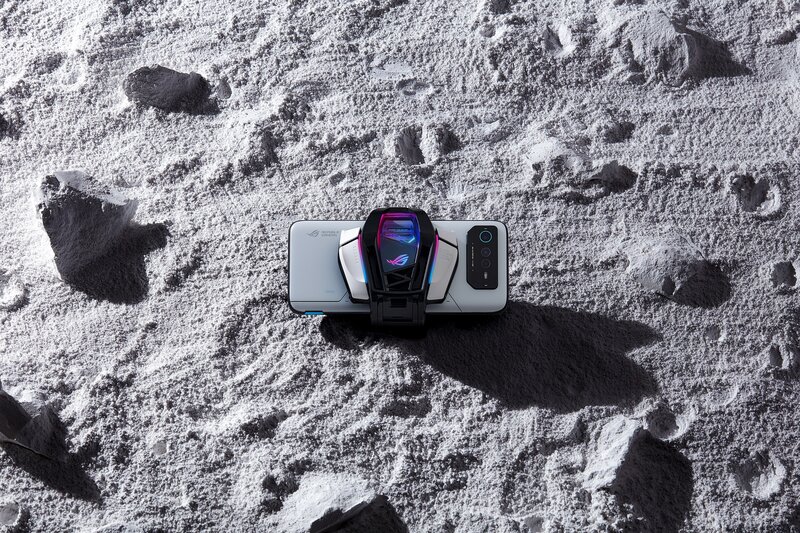 ROG Phone 6 Pro jäähdyttimen kanssa hiekkaisella pinnalla