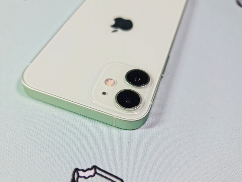 iPhone 12 mini kamerat vihreässä kannessa