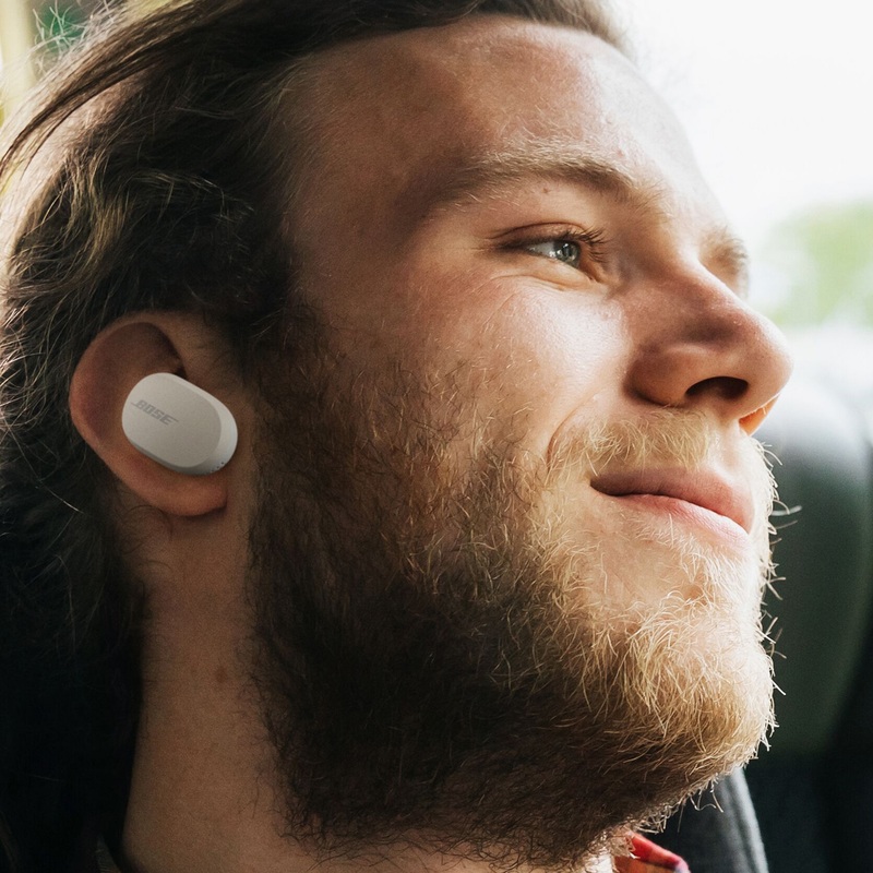 Bose QC Earbuds kuulokkeet miehen korvissa