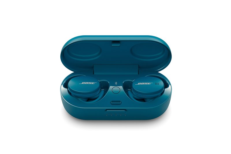 Sport Earbuds kuulokkeet ja niiden latauskotelo sinisessä värissä