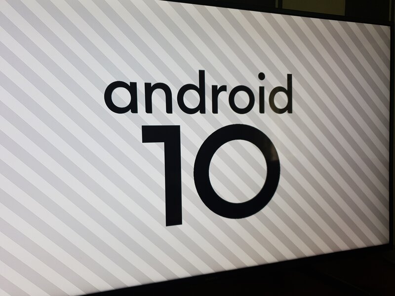Android 10 logo television näytöllä