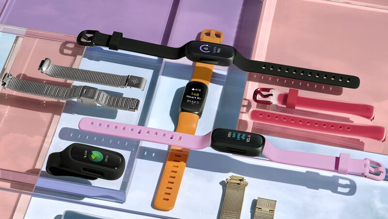 eri värisiä Fitbit Inspire 3 aktiivisuusrannekkeita