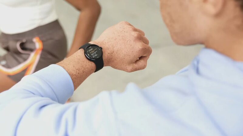 Google Pixel watch 2 henkilön kädessä, joka katsoo kellon näytöltä tietoja