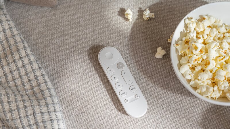 Google TV Streamerin kaukosäädin popcornikulhon vieressä