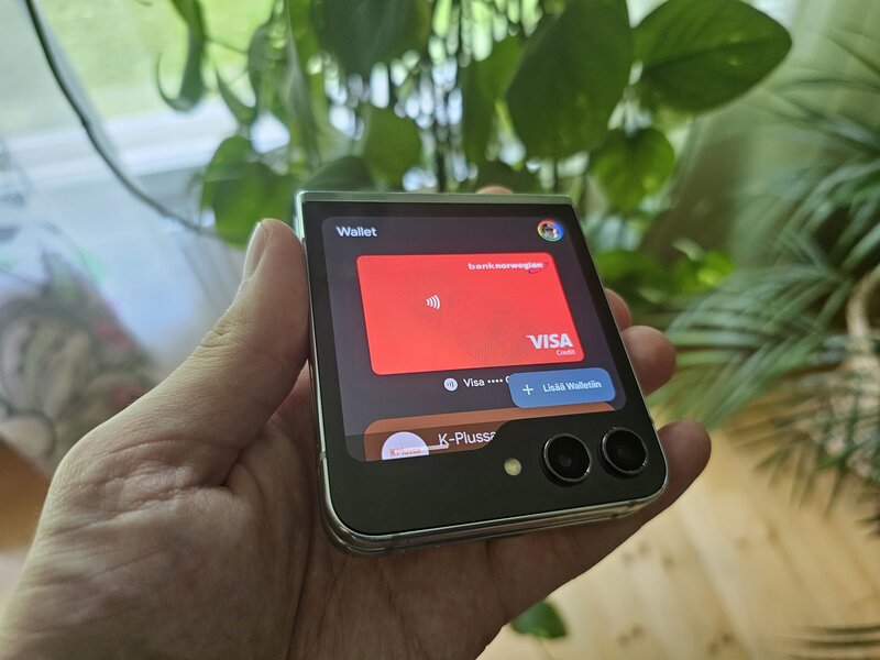 Google Wallet -lähimaksusovellus, jossa on Bank Norwegianin kortti, käytössä Galaxy Z Flip5 -puhelimen etunäytöllä