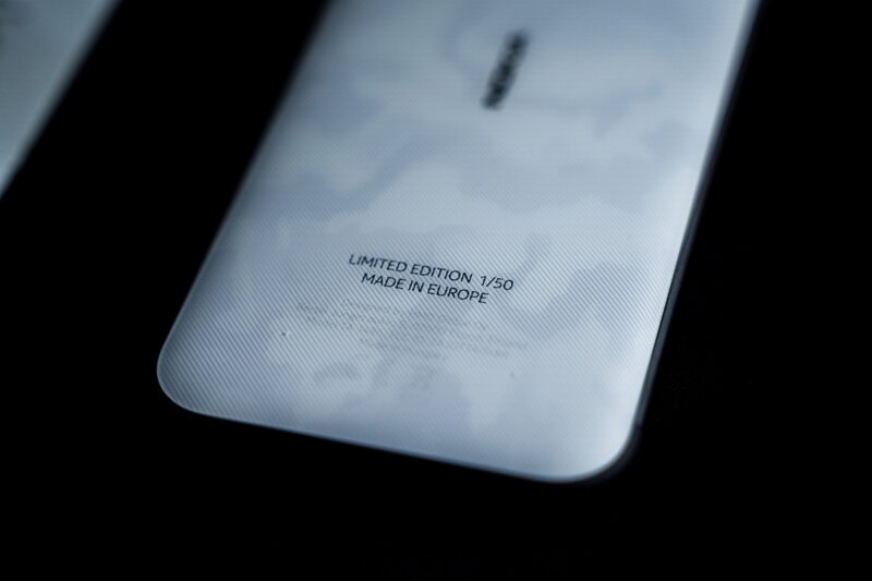 vaalean Frosted Platinum -värityksen omaava Nokia XR21 puhelimen takakansi kuvattuna läheltä. Kannessa teksti: limited edition 1/50 made in europe