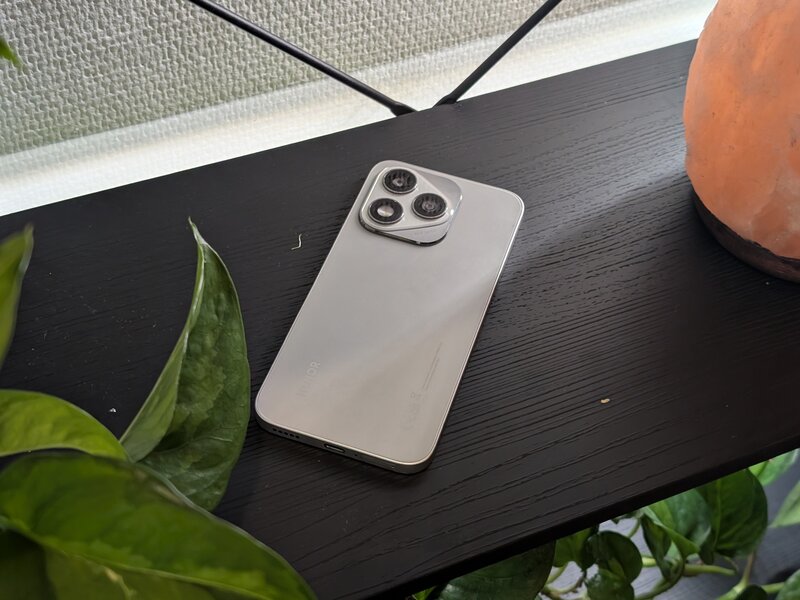 Honor 400 lite puhelin hyllyllä, kamerat ylöspäin