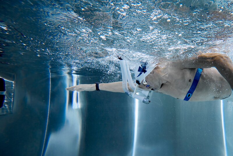 Uimari Huawein vastavirta-altaassa uimassa
