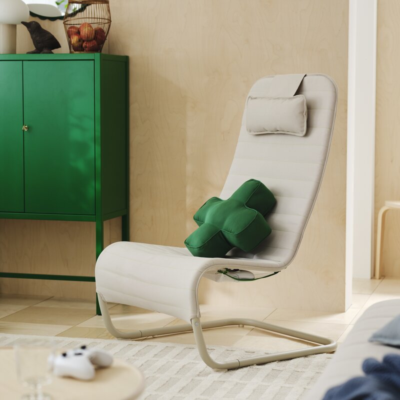 Ikean ja Xboxin malliston pelinojatuoli ja vihreä d-pad-tyyny