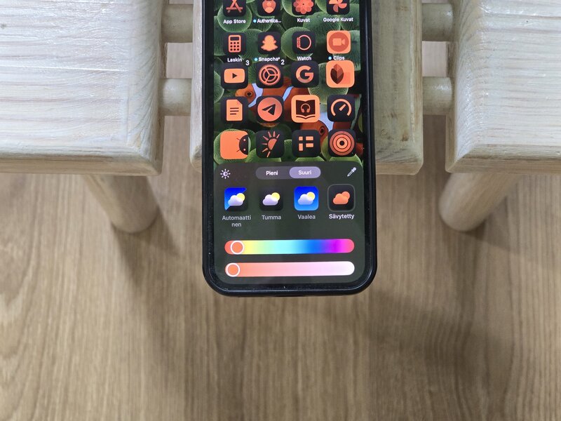 iOS 18 käyttöjärjestelmän mahdollisuus muuttaa kuvakkeiden väriä