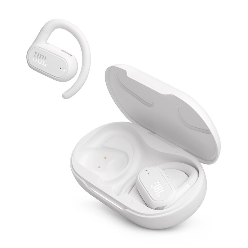 Valkoiset JBL Soundgear Sense kuulokkeet kotelon kanssa, toinen kuuloke kotelon ulkopuolella. Kuulokkessa on korvakoukku