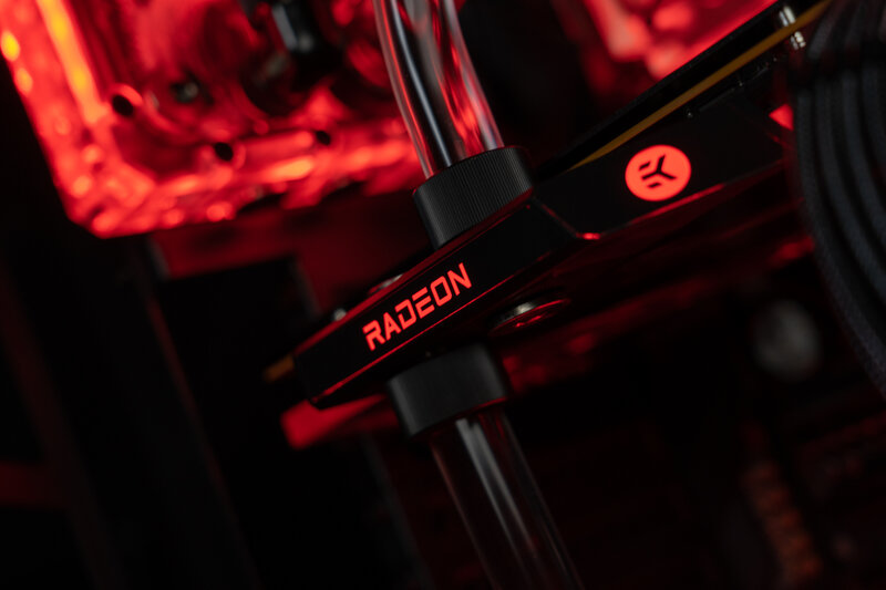 nestejäähdytteinen AMD Radeon näytönohjain Big Chungus V2 koneessa