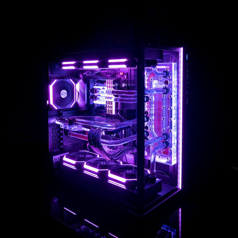 Deep Space tietokone violetissa valaistuksessa
