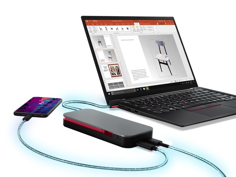 Lenovo Go USB-C Laptop Power Bank lataamassa tietokonetta ja puhelinta