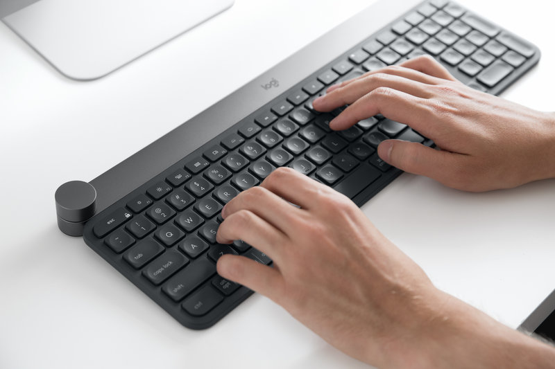 Logitech Craft näppäimistö käyttää Crown-säätönuppia erilaisiin toimintoihin