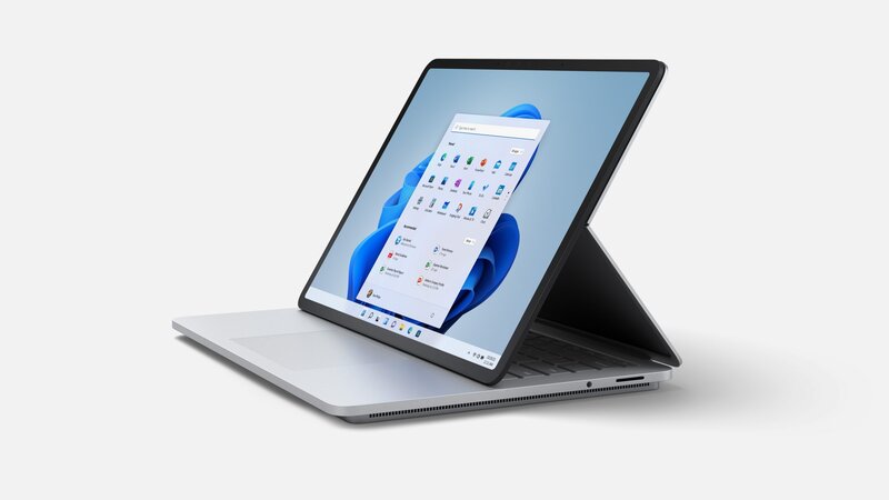 Surface laptop studion näyttö asetettuna eteen