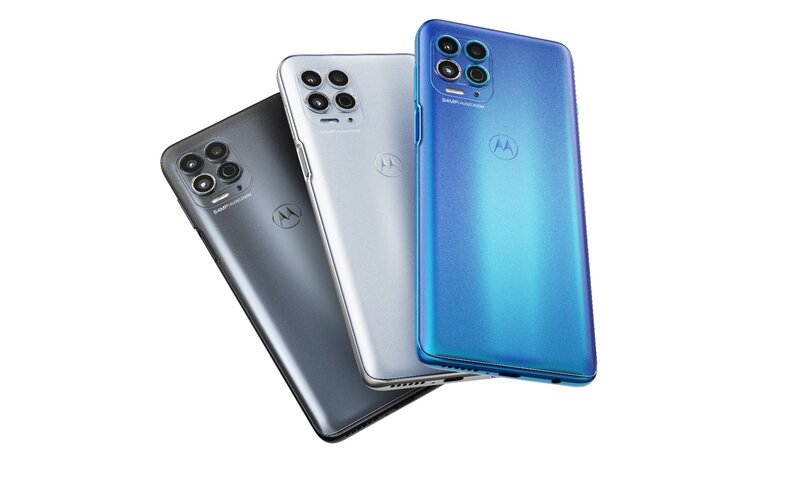 Moto G100 puhelin takaapäin kuvattuna eri väreissä