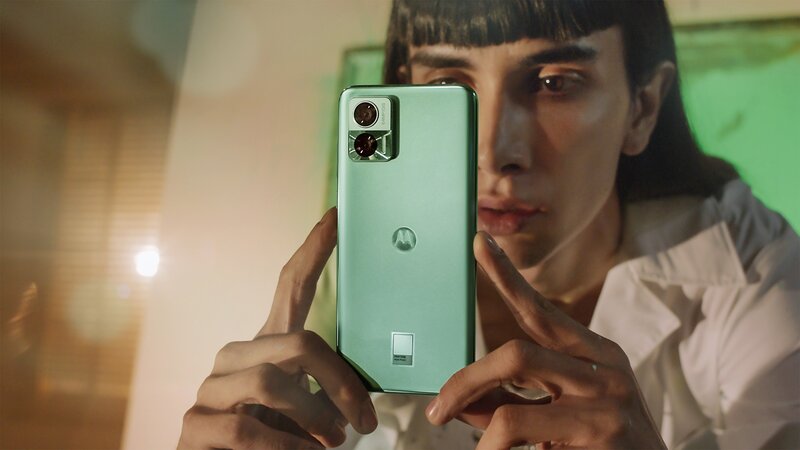 nainen ottamassa kuvaa vihreällä edge 30 neo puhelimella