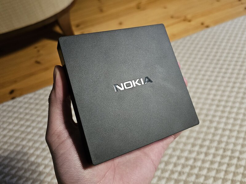 Musta Nokia Streaming Box 8010 laatikkomainen mediatoistin kädessä
