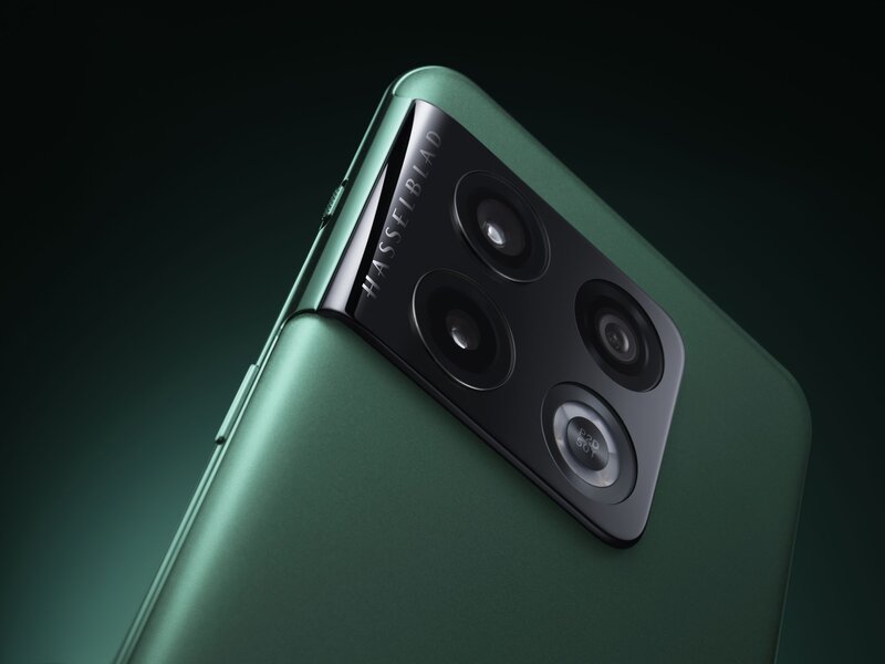 vihreän OnePlus 10 Pron kamerat kuvattuna läheltä