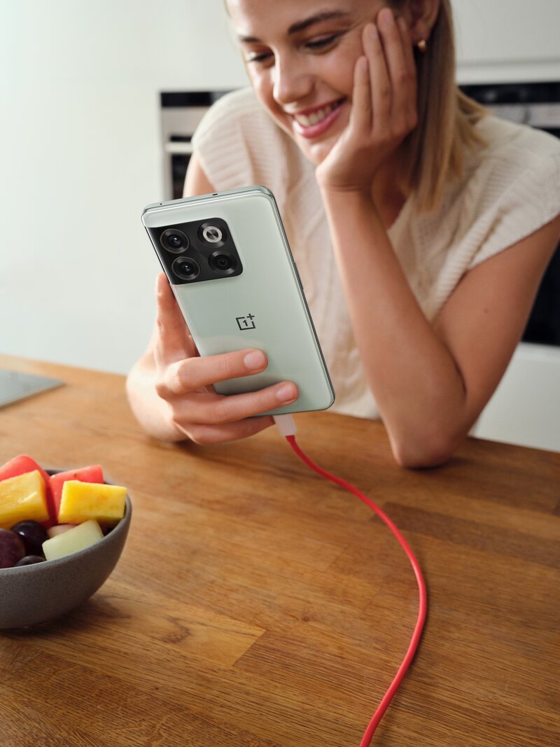 latautumassa oleva OnePlus 10T naisen kädessä
