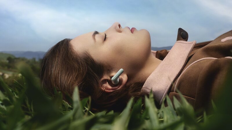 OnePlus Buds 4 kuulokkeet naisen korvassa