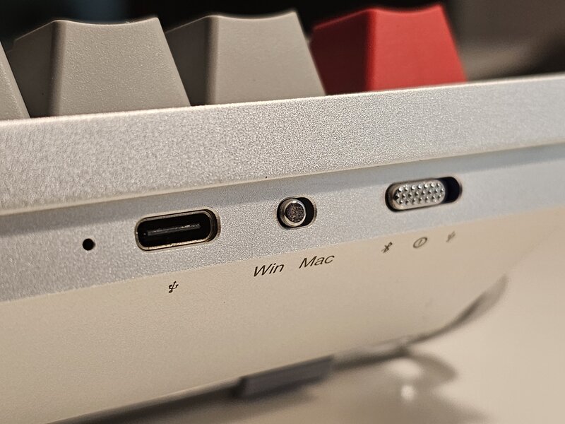 OnePlus Keyboard 81 Pron erilaiset valintakytkimet näppäimistön päädyssä
