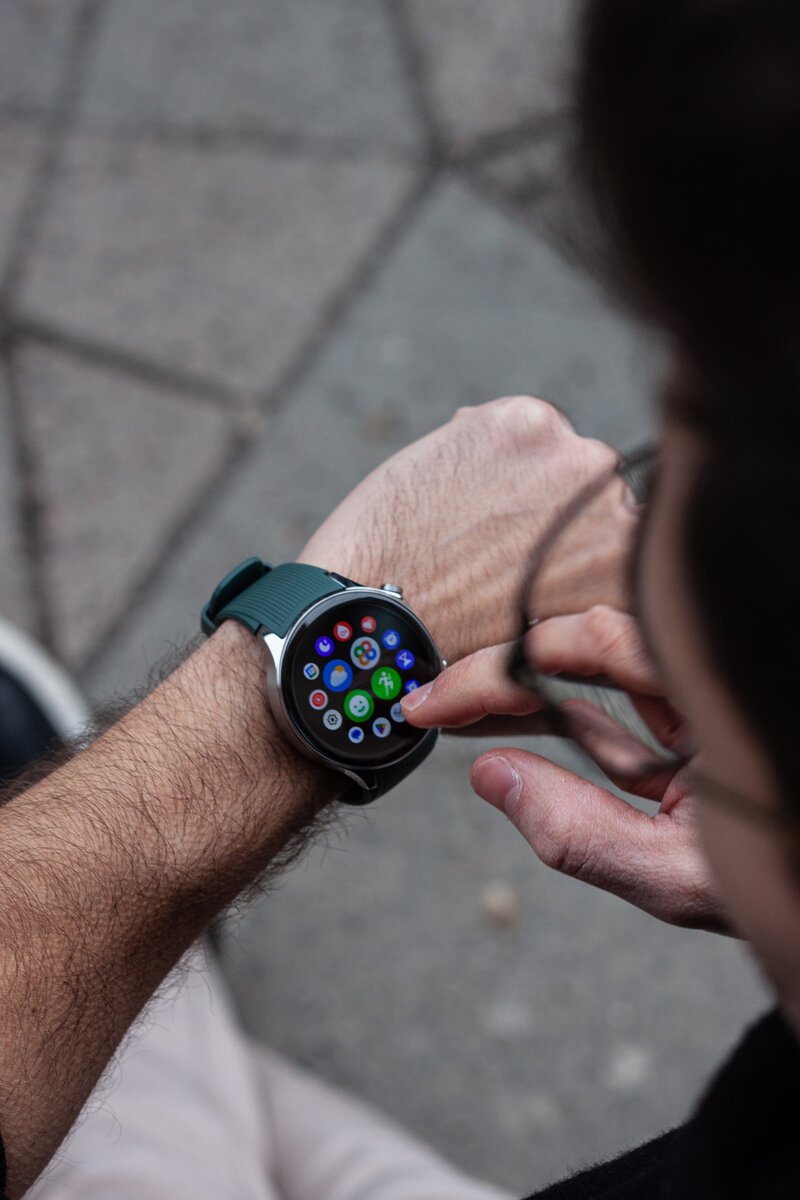 Henkilö käyttämässä OnePlus Watch 2 älykelloa