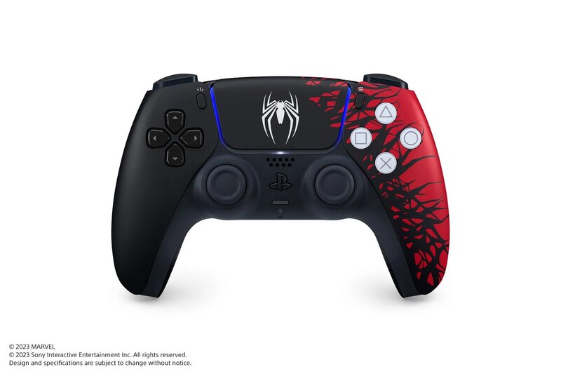 Mustaa ja punaista väriä käyttävä Spider-Man 2-teemainen DualSense-ohjain päältä