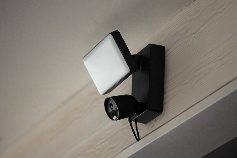 Philips Hue Secure kamera seinässä yhdessä valonheittimen kanssa