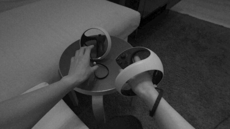 henkilö ottamassa PS VR2 laitteiston ohjaimia käsiinsä