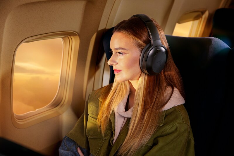 Barracuda Pro kuulokkeet lentokoneessa istuvan naisen päässä