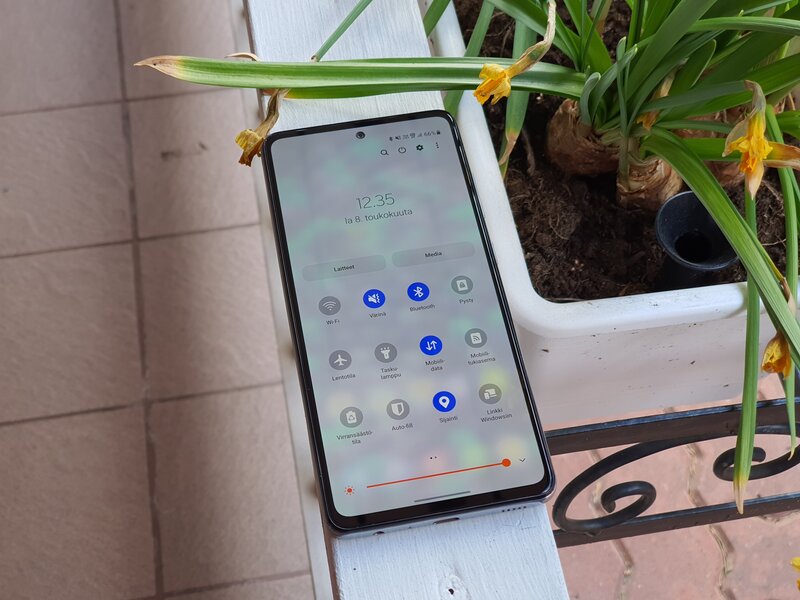 Galaxy A52 5G puhelin näyttö päällä