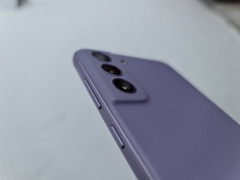 Galaxy S21 FEn kamerat lavender-värissä