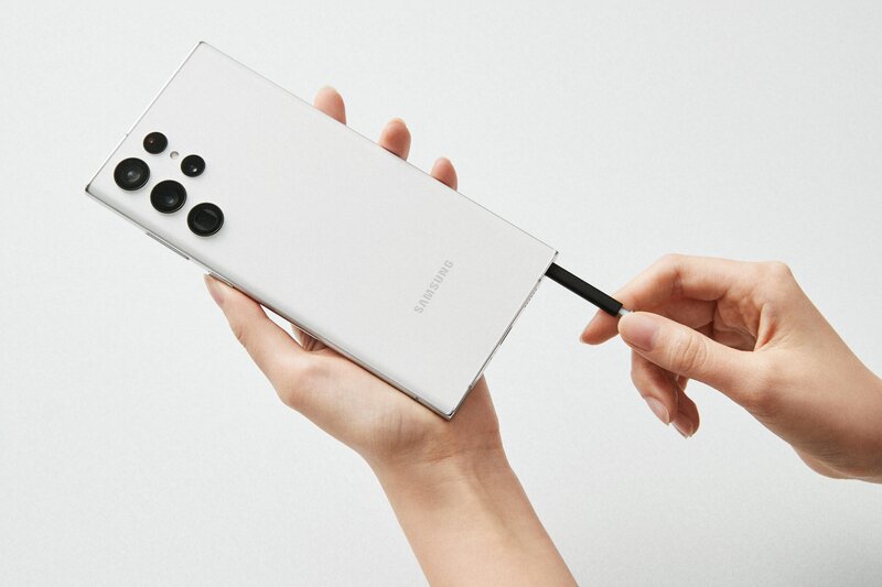 S Pen kynä tulossa esille valkoisen S22 Ultran pohjasta
