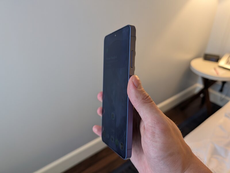 Galaxy S26 Ultra sivultap�in tietosuojan�yt�n ollessa p��ll�