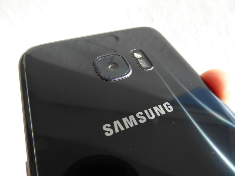 Samsung Galaxy S7 edge - takaa