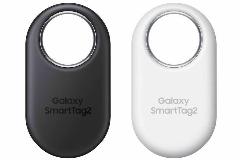 musta ja valkoinen Galaxy SmartTag2 -paikannin vierekkin. Pieness paikantimessa on suuri silmukka kiinnistyst varten
