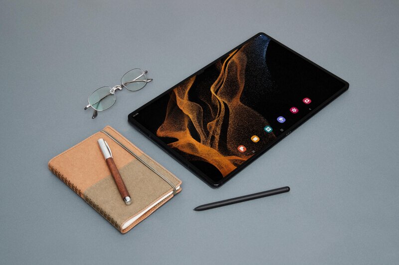Galaxy Tab S8 Ultra yhdessä S Pen kynän, silmälasien ja kirjan kanssa