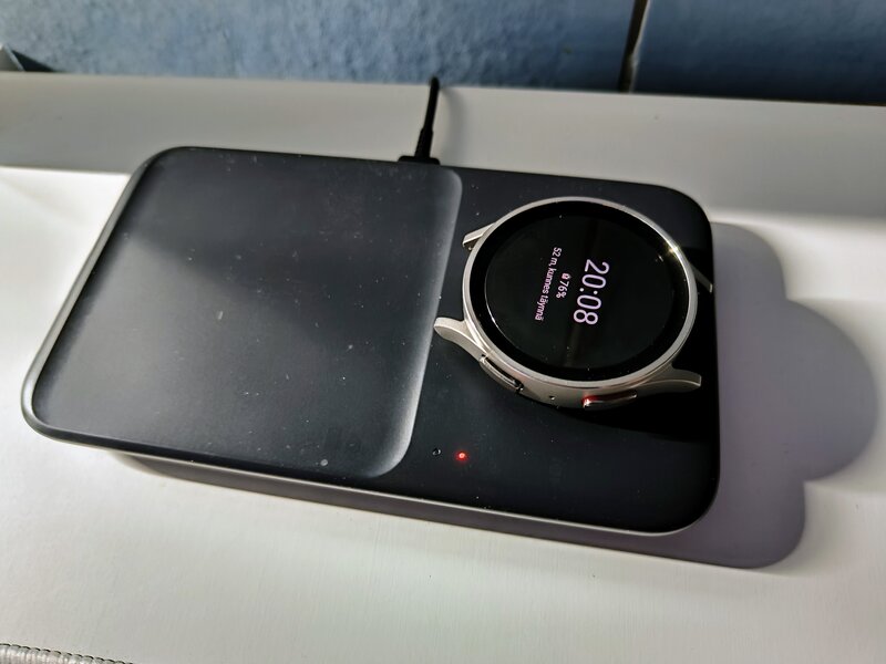 Galaxy Watch5 Pro langattomassa latausalustassa ilman hihnoja