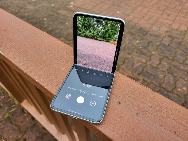 Puoliksi avattu Galaxy Z Flip 3 kameratilassa