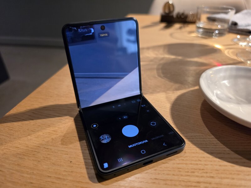 Samsung Galaxy Z Flip8 pöydällä kamera kuvaamassa