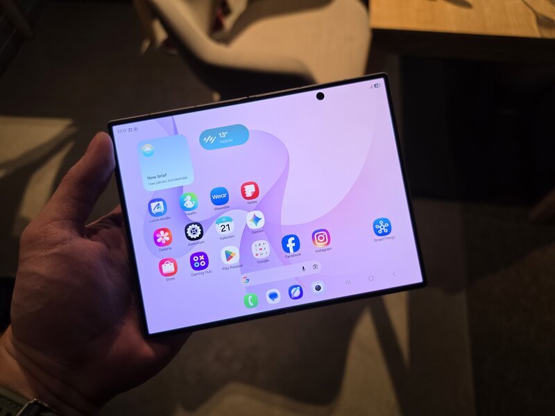 Samsung Galaxy Z Fold8 avattuna kädessä