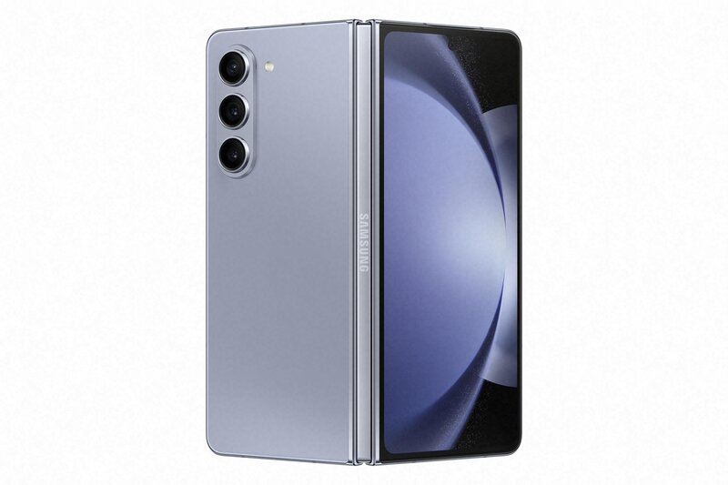 Sininen Galaxy Z Fold5 puhelin hieman avattuna takaosa katsojaan päin