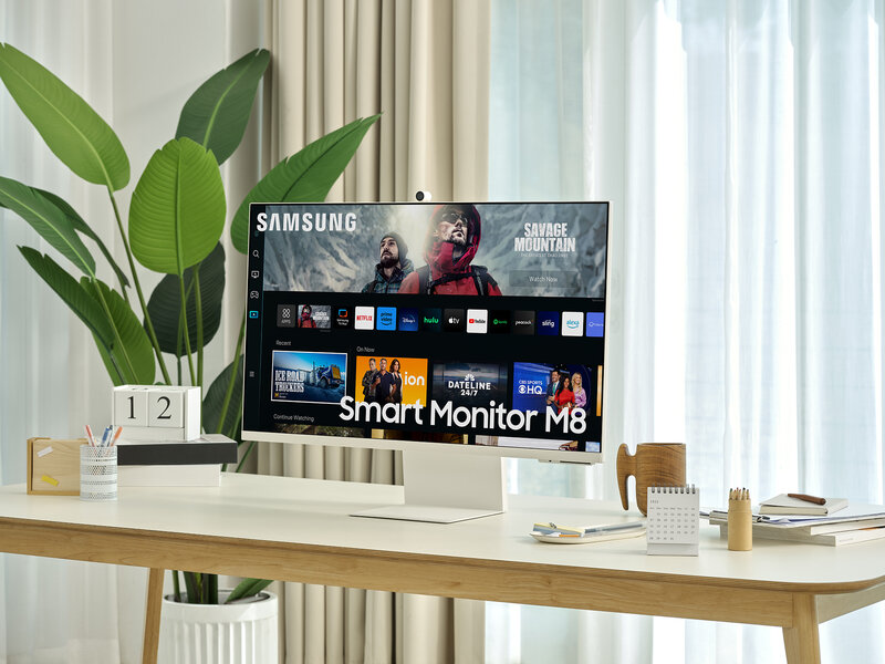 Samsung Smart Monitor M8 pöydällä toimistotarvikkeiden kanssa
