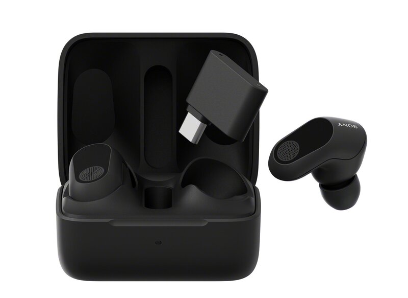 Mustat Sony Inzone Buds kuulokkeet kotelon ja USB-C liitäntää hyödyntävän sovittimen kanssa
