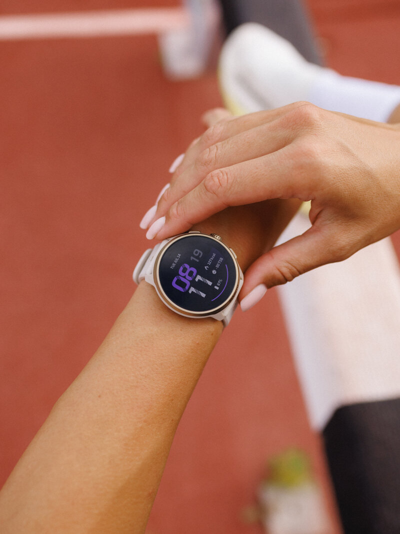 Suunto Run 2 juoksukello henkilön ranteessa
