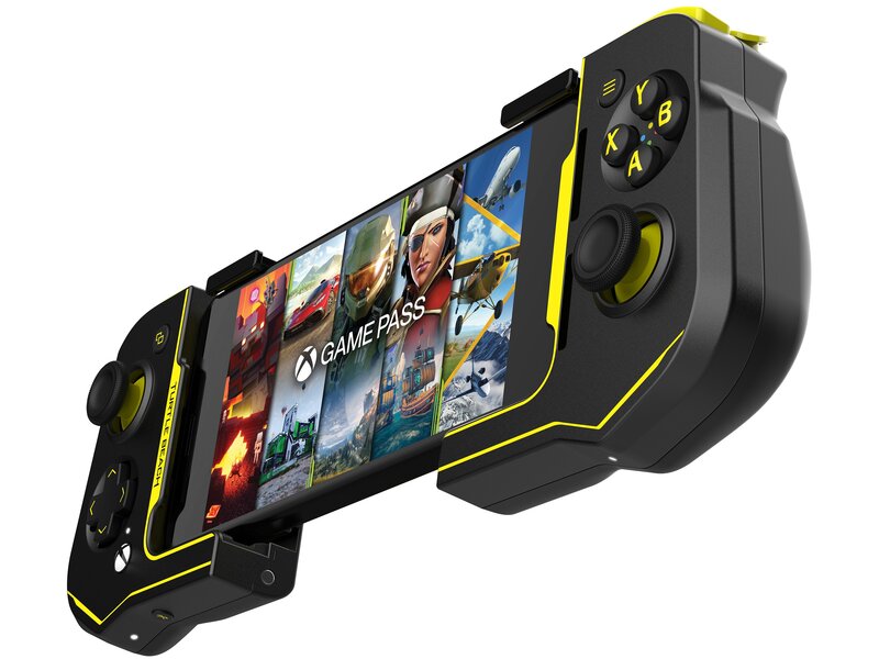 keltainen Atom-peliohjain kiinni puhelimessa jonka näytöllä on Xbox pilvipelipalvelu