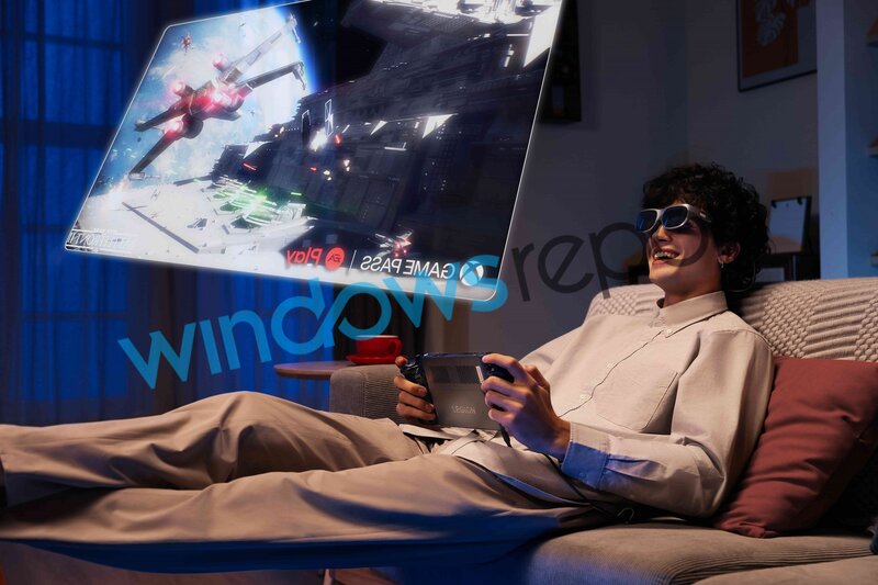 Mies pelaamassa pelejä Legion Go -laitteella. Miehellä päässä Lenovon lisätyn todellisuuden lasit, jotka tuottavat suuren virtuaalisen näytön